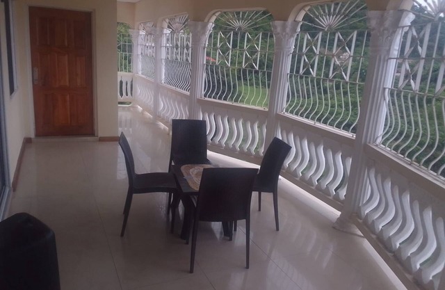 Cozy 8 - Bedroom Villa Retreat - Spacious, Serene and Stunning!