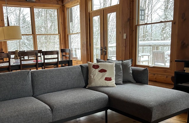 Cozy 8 person Log Cabin in Mont Tremblant w/hot tub and indoor fireplace