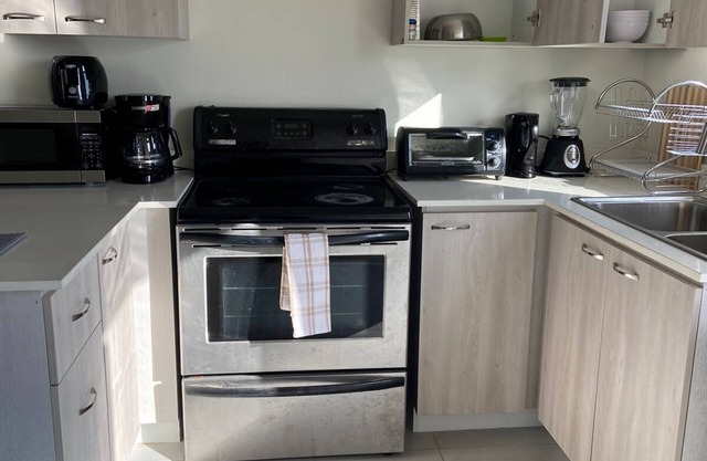 Cozy 8-Person Retreat In Gated Community Near Shops & Beaches!