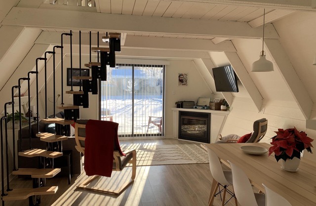 Cozy A-frame cabin 1/2 block from the gorgeous Sylvan Lake beach, parks & pubs