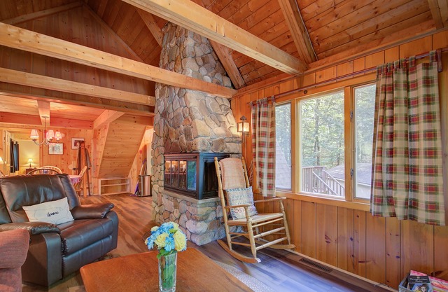 Cozy A-frame Cabin- Walk to Hills pond/Sunset lake- 20 mins to gunstock