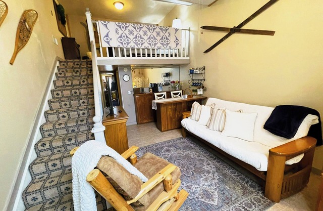 Cozy Alpine Retreat in Historic Downtown