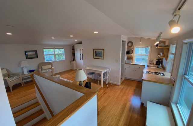 Cozy and bright shoreline studio apartment - walk to beach and row to boat