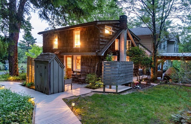 Cozy and eclectic Woodstock getaway