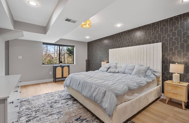 Cozy and Lux retreat near Tysons: King Bed, Games