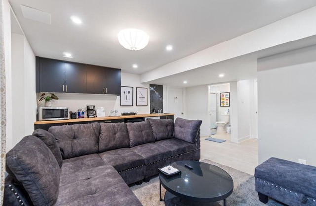 Cozy and Private Basement Suite with All Amenities