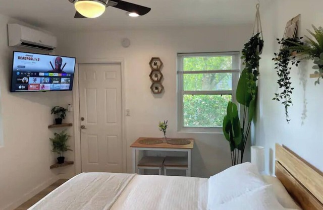 COZY AND RELAXING MINI STUDIO IN CENTRAL MIAMI!