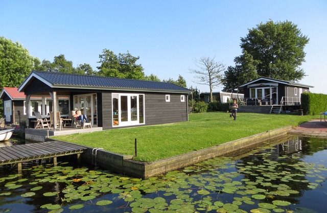 Cozy and rustic cottage plus houseboat on the water