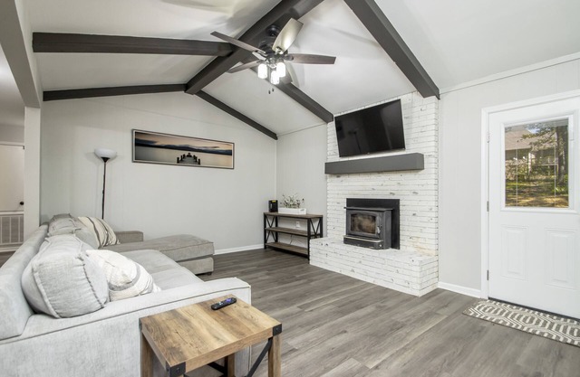 Cozy and Serene 3 Bed 3 Bath in Great Area Close to Everything