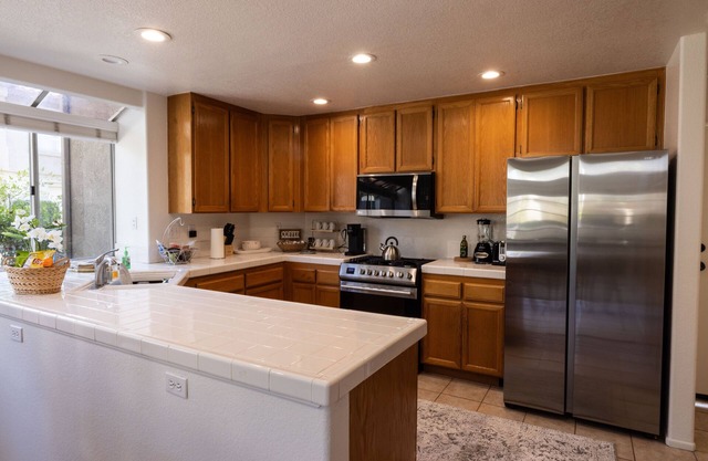 Cozy and spacious sunlit 3 bed 3 bath townhouse in Aliso Viejo!