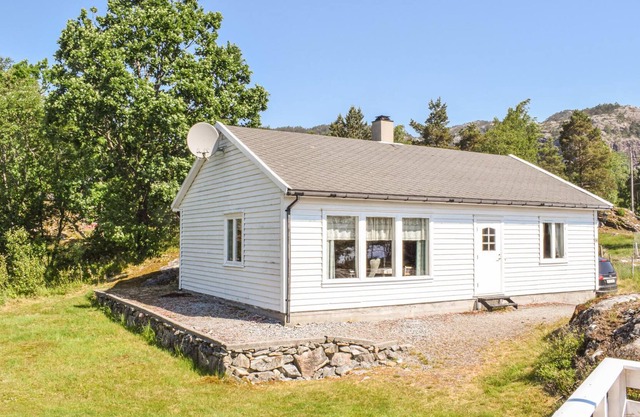 Cozy and well equipped cottage in the small fjord village of Molvik, located only 150 m.