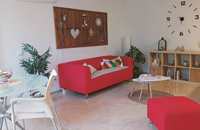 Cozy apartment, 200mts. from the beach with garage and pool. Pet friendly!
