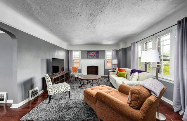 Cozy Apartment in Safe Area ~ 15 min from Cleveland Clinic ~ Long Stays Welcome