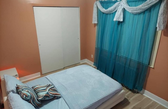 Cozy Apartment in Queens with MAXIMUM 2 guests allowed. Unit Shared with host.