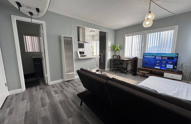 Cozy apartment just 11 minutes drive to Long Beach Cruise Terminal