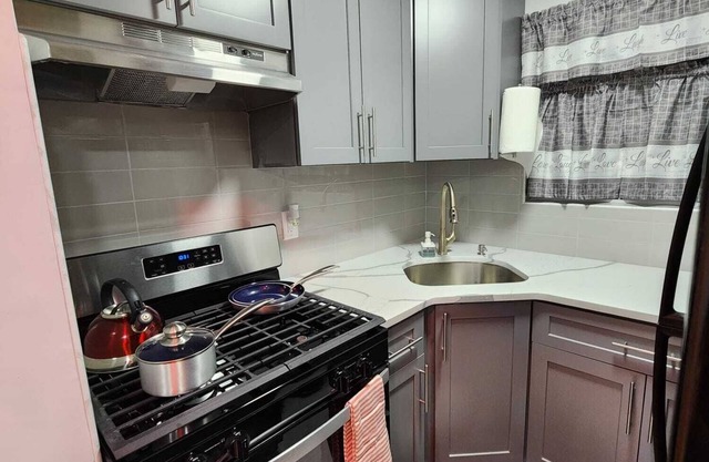 Cozy apartment located Jamaica ny