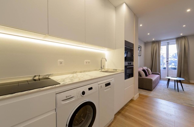 Cozy Apartment Near Atocha Station and Reina Sofía Museum