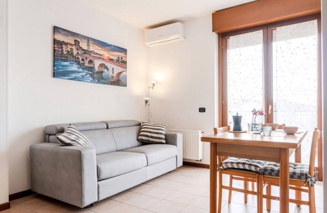 Cozy apartment of 40 sqm located on the fourth and last floor of a building with lift, suitable for 4 people.The accommodation is located in a quiet residential area, served by the main services: bars, restaurants, supermarkets, pharmacy, public transpor