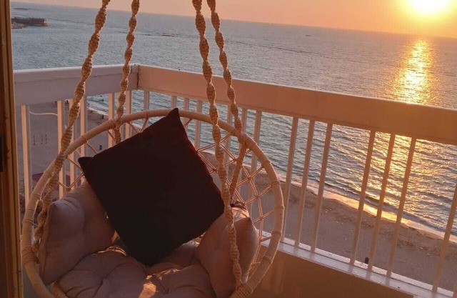 Cozy apartment with Seaview in lovely Alexandria with WiFi, AC