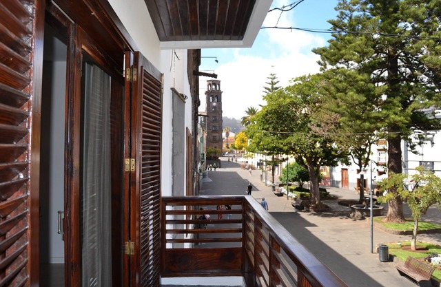 Cozy apartment with balcony facing the Plaza de la Concepción, ideal for families.