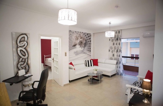 Cozy apartment with sea view next to Marina Zeas!