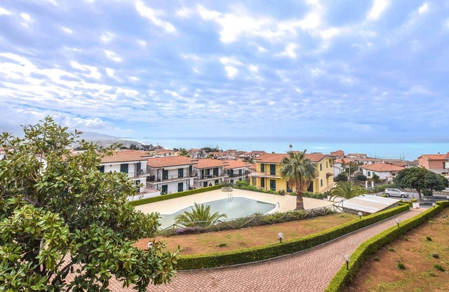 Cozy apartment with shared pool, furnished with a lot of coziness and sea view.