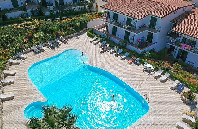 Cozy apartment with shared pool, furnished with a lot of coziness and sea view.