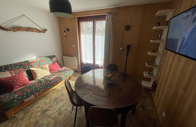 Cozy apt for 4, south terrace, near center & slopes, fully equipped