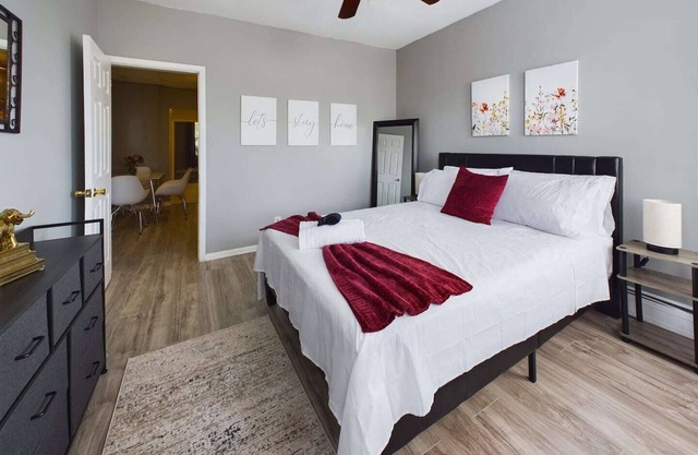 Cozy apt in Bayonne, 2 min walk to rail to NYC