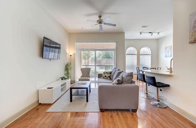 Cozy Apt NRG Pool,Wi-Fi, Free Parking, PetsOK!