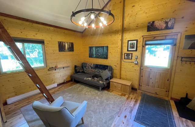 Cozy Art Cabin by the Ocean and Forest
