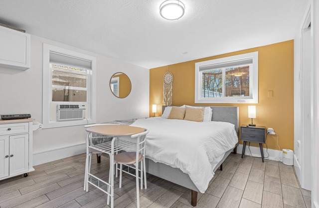Cozy Ashland Studio: King Bed, 1 mile from Plaza!