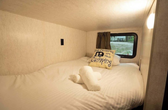 Cozy Autumn RV Retreat | Near Tobermory Grotto