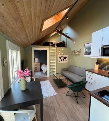 Cozy backyard apartment