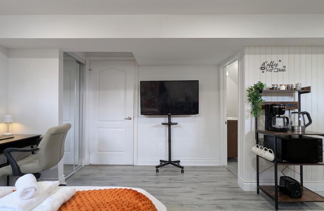 Cozy Basement Studio | Walk 2 Beach | Coffee Bar | GO Train | Toronto Zoo, Rouge