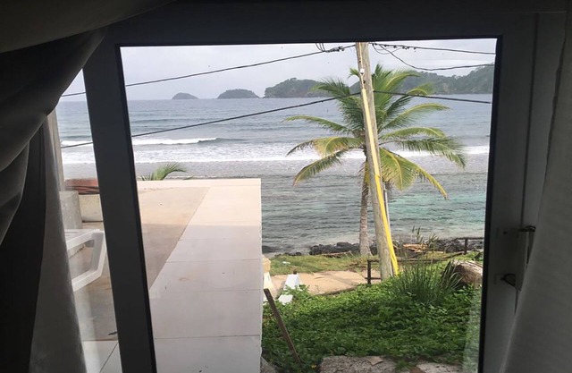 Cozy beach house located on Isla Grande, Colon