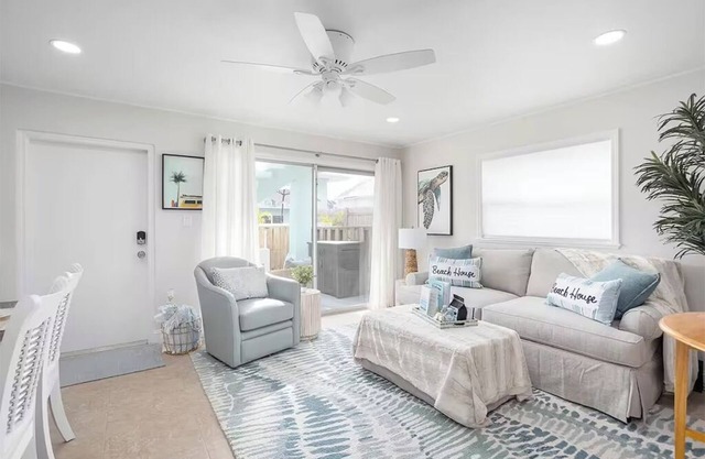 Cozy Beach House 2 minute walk tothe beach in Cape Canaveral