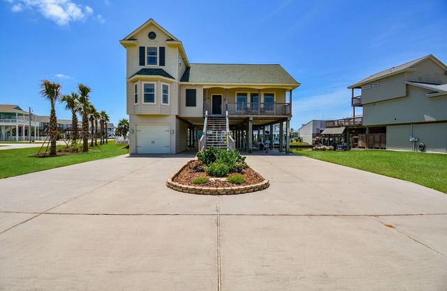 Cozy beach retreat: Fish, play, swim, relax!