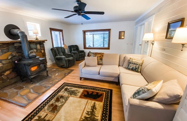 Cozy Bear Den - private house with fenced yard!