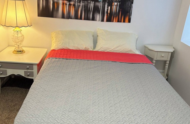 Cozy bed & breakfast in charming Ypsilanti with AC, WiFi
