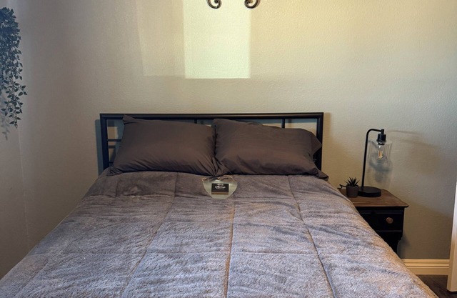 Cozy bedroom in charming Apple Valley with WiFi, AC