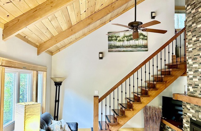 Cozy Blue Mountain Cottage! 5 MINUTES WALK TO THE ORCHARD CHAIR LIFT!