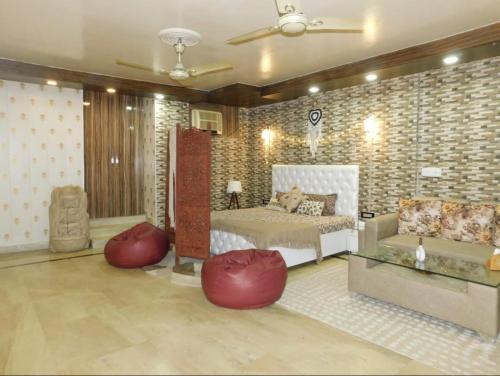 Cozy Bohemian Studio Apartment - GK2 South Delhi, near M Block Market