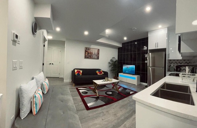 Cozy Brand-new 2-bedroom Basement with Lounge, Kitchen & Wifi