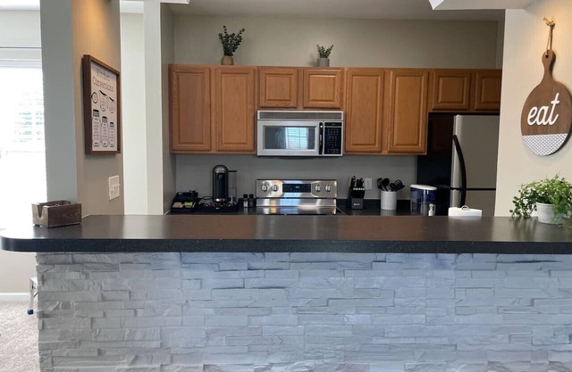 Cozy, bright 2BD w/yard, close to DT-bikes avail!