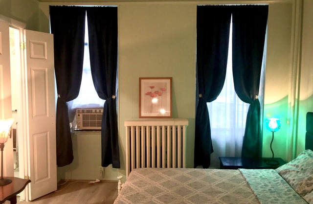 Cozy Brownstone Apt in Jersey City Easy Short Commute to NYC