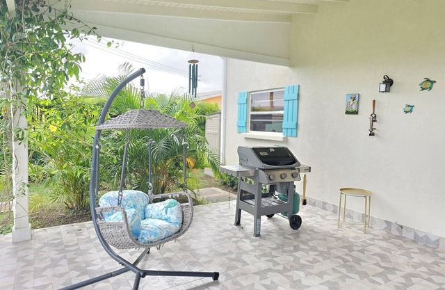 Cozy Bungalow nestled in a quiet neighborhood close to the beach & the airport