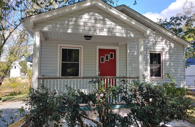 Cozy bungalow.walk to downtown Weaverville!