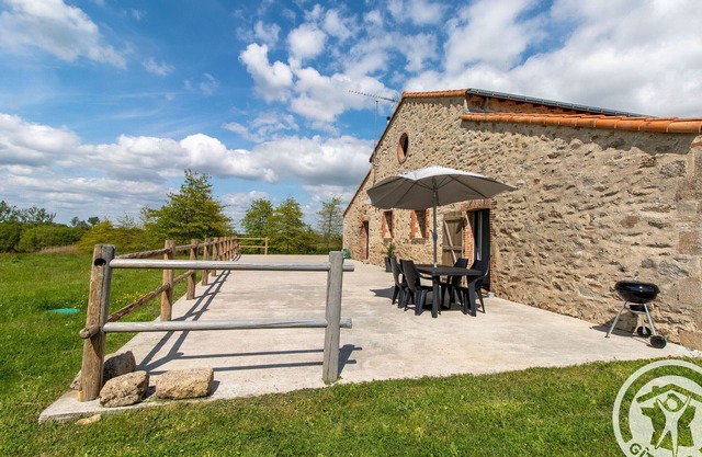 Cozy Cottage Near Cholet & Puy du Fou - Terrace, BBQ, WiFi, Parking, Sleeps 4