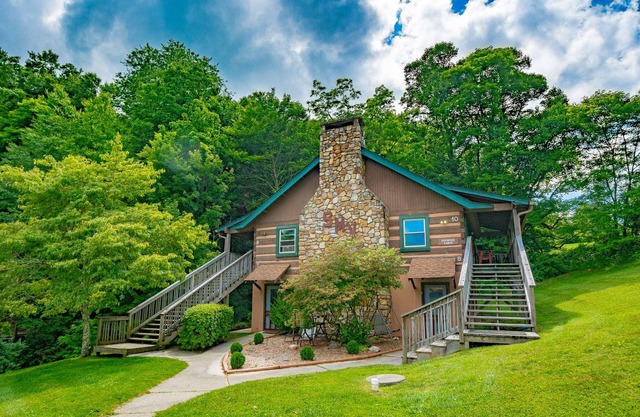 Cozy Cabin #10 - Sleeps 6 - Full kitchen + fireplace - between Boone & Blowing Rock NC